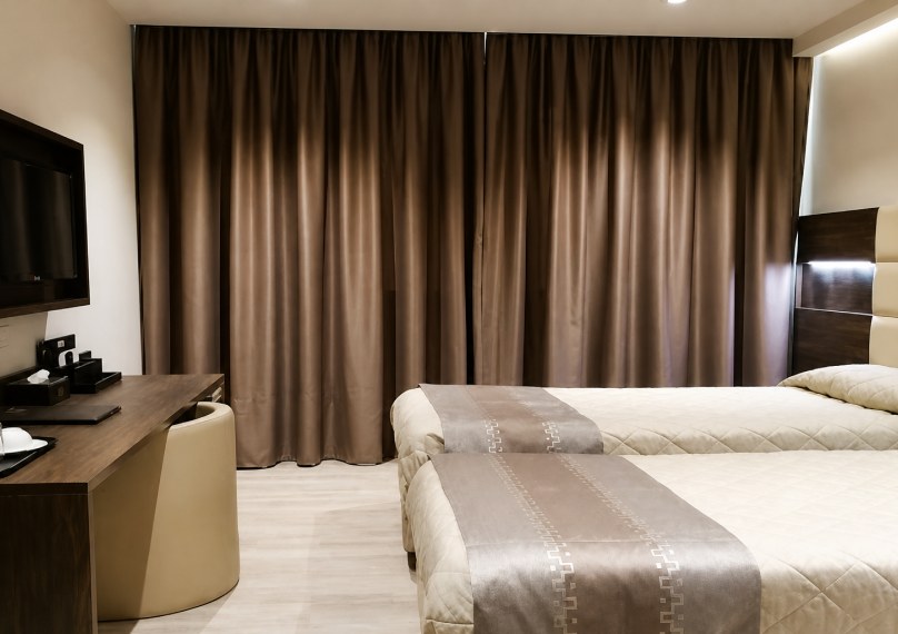 Camera con scrivania per lavorare e televisore presso HotelLuxuryPrato