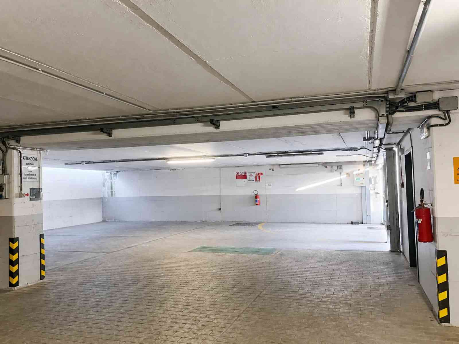 Garage privato per il parcheggio presso HotelLuxuryPrato